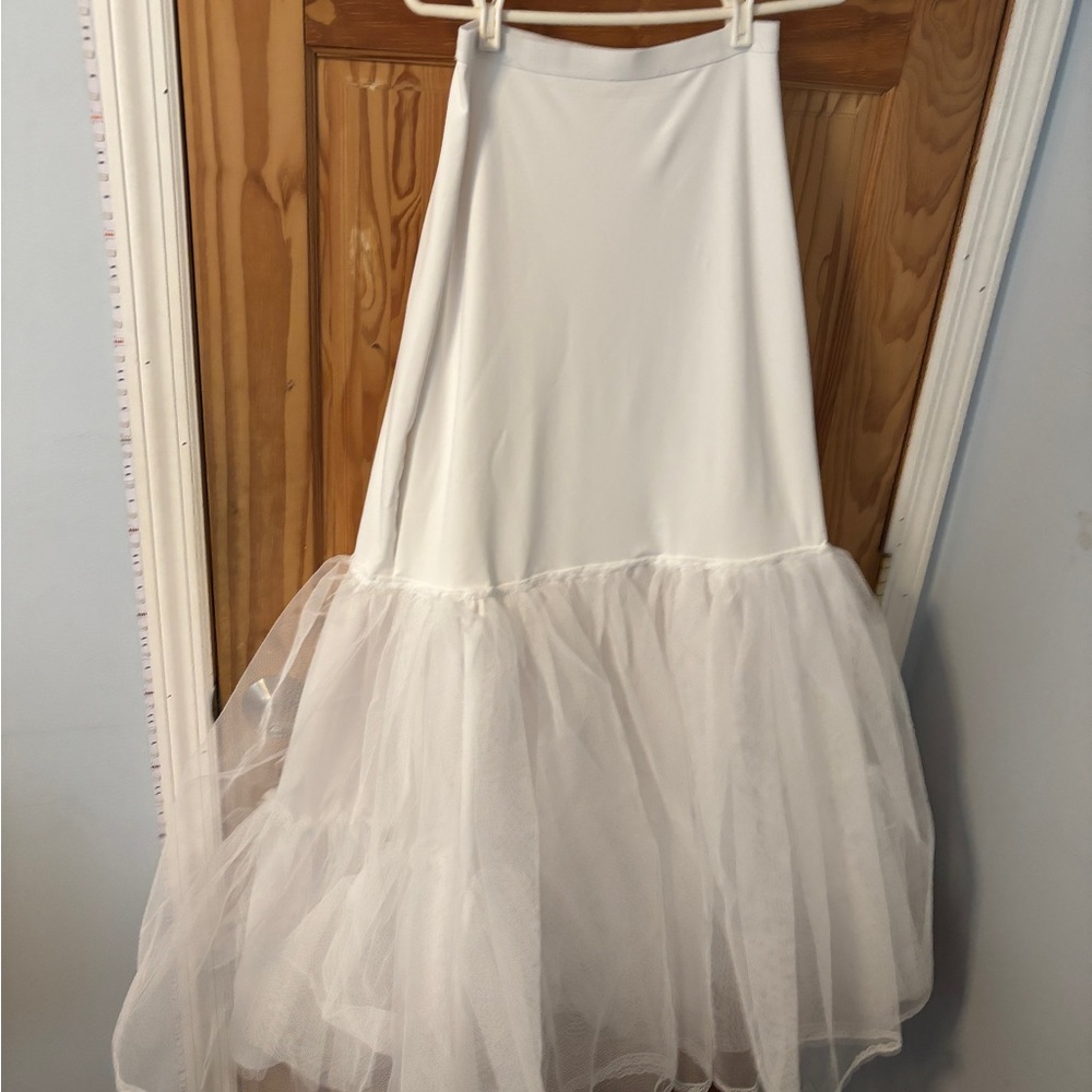 David’s Bridal - Elegant White Tulle Skirt - Size S